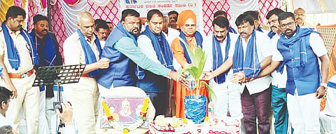ಕಾನಹೊಸಹಳ್ಳಿ ಸಮೀಪದ ಸಕಲಪುರಹಟ್ಟಿ ಗ್ರಾಮದಲ್ಲಿ ಭಾನುವಾರ ದಸಂಸ ಗ್ರಾಮ ಘಟಕವನ್ನು ಡಾ.ಎನ್.ಟಿ.ಶ್ರೀನಿವಾಸ್  ಉದ್ಘಾಟಸಿದರು. 