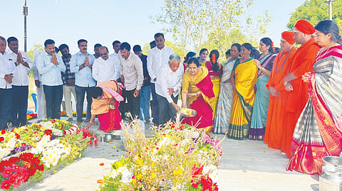 ಕನಕಪುರ ತಾಲೂಕಿನ ಆಲನಾಥ ಗ್ರಾಮದಲ್ಲಿ ಕೇಂದ್ರ ಸಚಿವ ವಿ.ಸೋಮಣ್ಣ ಅವರು ಮಾತೃಪಿತೃಗಳ ಸಮಾಧಿಗೆ ಪೂಜಾ ಕಾರ್ಯದಲ್ಲಿ ಭಾಗವಹಿಸಿದ್ದರು. ದೇಗುಲ ಮಠದ ಶ್ರೀ ಚನ್ನಬಸವಸ್ವಾಮೀಜಿ, ಶ್ರೀ ಸಿದ್ದಲಿಂಗ ಸ್ವಾಮೀಜಿ ಹಾಗೂ ಪತ್ನಿ ಶೈಲಜಾ ಸೋಮಣ್ಣ ಇದ್ದರು.