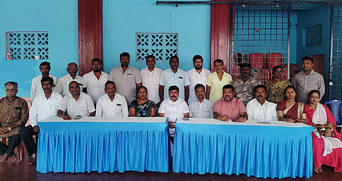 ಕನಕಪುರದ ಜೆಡಿಎಸ್​ ವತಿಯಿಂದ ಹಮ್ಮಿಕೊಂಡಿದ್ದ ಪೂರ್ವಭಾವಿ ಸಭೆಯಲ್ಲಿ ಚಿನ್ನಸ್ವಾಮಿ, ಸ್ಟೂಡಿಯೋ ಚಂದ್ರು, ಶೋಭಾ, ಪವಿತ್ರ, ಯಶೋಧಮ್ಮ ಇದ್ದರು.