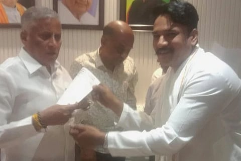 ಬೆಂಗಳೂರಿನಲ್ಲಿ ರಾಜ್ಯ ರೈಲ್ವೆ ಸಚಿವ ವಿ. ಸೋಮಣ್ಣ ಅವರಿಗೆ ಕಂಪ್ಲಿಯ ಭಾರತೀಯ ಜನತಾ ಪಾರ್ಟಿ ಮೀನುಗಾರ ಪ್ರಕೋಷ್ಠದ ರಾಜ್ಯ ಸಮಿತಿ ಸದಸ್ಯ ರಾಘವೇಂದ್ರ ತಳವಾರ ಮನವಿ ಸಲ್ಲಿಸಿದರು. ಬಿಜೆಪಿ ಮುಖಂಡರಾದ ವಿಜಯಶಂಕರರೆಡ್ಡಿ, ಸಿದ್ದಾರ್ಥಗೌಡ ಉಪಸ್ಥಿತರಿದ್ದರು.