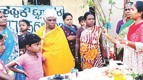 ಕಂಪ್ಲಿಯ 20ನೇವಾರ್ಡ್‌ನಲ್ಲಿ ಸಾರ್ವಜನಿಕರಿಗೆ ಪುರಸಭೆ ಸಮುದಾಯ ಸಂಚಾಲಕಿ ಸಿ.ಜಾನಕಿ 4 ತರಹದ ಕಸ ಪ್ರದರ್ಶಿಸಿ ಮಾಹಿತಿ ನೀಡಿದರು. ಆರೋಗ್ಯ ನಿರೀಕ್ಷಕಿ ಜೀವನ್ ಸ್ವಾತಿ ಇತರರಿದ್ದರು.