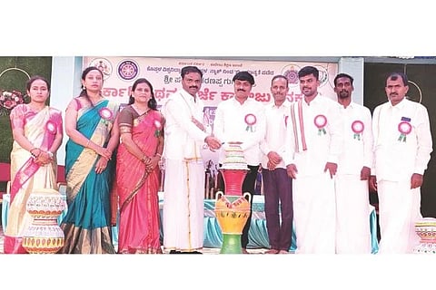 ಕನಕಗಿರಿ ಶ್ರೀ ಪಂಪಣ್ಣ ಶರಣಪ್ಪ ಗುಗ್ಗಳಶೆಟ್ರ ಸರ್ಕಾರಿ ಪ್ರಥಮ ದರ್ಜೆ ಕಾಲೇಜಿನಲ್ಲಿ ಬಿಎ ಮತ್ತು ಬಿ.ಕಾಂ ಅಂತಿಮ ವರ್ಷದ ವಿದ್ಯಾರ್ಥಿಗಳ ಬೀಳ್ಕೊಡುಗೆ ಸಮಾರಂಭವನ್ನು ಕುವೆಂಪು ಭಾಷಾ ಪ್ರಾಧಿಕಾರದ ಸದಸ್ಯ ಡಾ.ಜಾಜಿ ದೇವೇಂದ್ರಪ್ಪ ಉದ್ಘಾಟಿಸಿದರು.  ಉಪನ್ಯಾಸಕರಾದ ವಿಜಯ್ ಸರೋದೆ, ಹುಲಿಗೆಮ್ಮ,  ರಕ್ಷಿತ್.ಎ, ಡಾ. ವೀರೇಶ್ ಕೆಂಗಲ್, ಸರ್ವಮಂಗಳಮ್ಮ.ಟಿ.ಆರ್, ನಫೀಸ್ ಬಾನು ಇತರರಿದ್ದರು.