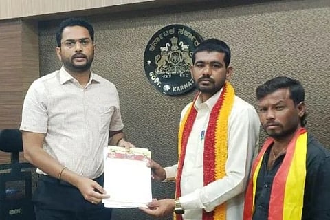 ಕನಕಗಿರಿ ತಾಲೂಕಿನ ಗೋಡಿನಾಳ ಗ್ರಾಮದ ಸರ್ಕಾರಿ ಜಮೀನಿಗೆ ನಕಲಿ ಸಾಗುವಳಿ ಚೀಟಿ ಸೃಷ್ಟಿಸಿ ಅಮಾಯಕ ರೈತರಿಂದ ಹಣ ದೋಚಿದ ಮಧ್ಯವರ್ತಿಗಳ ವಿರುದ್ಧ ಕ್ರಮಕ್ಕೆ ಆಗ್ರಹಿಸಿ ಕರವೇ ಸ್ವಾಭಿಮಾನಿ ಬಣ ಎಡಿಸಿ ಸಿದ್ರಾಮೇಶರಿಗೆ ಮನವಿ ಸಲ್ಲಿಸಲಾಯಿತು. ಜಿಲ್ಲಾಧ್ಯಕ್ಷ ಸಂತೋಷ, ಸದಸ್ಯ ಪಾಪೇಶ ಗೌಡ ಇದ್ದರು.