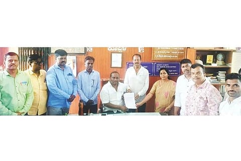 ಪದವಿ ಪರೀಕ್ಷಾ ಕಾರ್ಯ ಹಾಗೂ ಮೌಲ್ಯವಾಪನ ಕಾರ್ಯ ಬಹಿಷ್ಕರಿಸಿ ಜಿಲ್ಲಾ ಅತಿಥಿ ಉಪನ್ಯಾಸಕರ ಸಂದಿಂದ ಕಾಲೇಜು ಪ್ರಾಚಾರ್ಯ ಡಾ. ವೈ. ಬಿ. ಅಂಗಡಿ ಮೂಲಕ ಕುಲಪತಿಗೆ ಮನವಿ ಸಲ್ಲಿಸಲಾಯಿತು.ಸಂಘದ ಜಿಲ್ಲಾಧ್ಯಕ್ಷ ಡಾ.ವೀರಣ್ಣ ಸಜ್ಜನರ್, ಅತಿಥಿ ಉಪನ್ಯಾಸಕರಾದ ಡಾ.ಪ್ರಕಾಶ ಬಳ್ಳಾರಿ, ಡಾ.ತುಕಾರಾಂ ನಾಯ್ಕ, ಡಾ.ಸಣ್ಣದೇವೇಂದ್ರಸ್ವಾಮಿ, ಡಾ.ಶಿವಬಸಪ್ಪ ಮಸ್ಕಿ, ಜ್ಞಾನೇಶ್ವರ ಪತ್ತಾರ, ಡಾ.ಪ್ರಕಾಶ ಜಡಿಯವರ್, ಡಾ.ವಿಜಯಕುವಾರ್ ಕೆಂಚಪ್ಪನವರ್, ಡಾ.ಗಿರಿಜಾ ತುರುಮುರಿ, ಡಾ.ವಿಪ್ಲವಿ ಇತರರಿದ್ದರು.