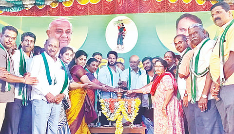 ಕೆ.ಆರ್.ನಗರದಲ್ಲಿ ಜೆಡಿಎಸ್ ಪಕ್ಷದಿಂದ ಆಯೋಜಿಸಿದ್ದ ಜನರೊಂದಿಗೆ ಜನತಾದಳ ಹಾಗೂ ಸದಸ್ಯತ್ವ ನೋಂದಣಿ ಅಭಿಯಾನಕ್ಕೆ ಜೆಡಿಎಸ್ ಯುವ ಘಟಕದ ರಾಜ್ಯಾಧ್ಯಕ್ಷ ನಿಖಿಲ್ ಕುಮಾರಸ್ವಾಮಿ ಚಾಲನೆ ನೀಡಿದರು. ಜಿ.ಡಿ.ಹರೀಶ್‌ಗೌಡ, ಸಾ.ರಾ.ಮಹೇಶ್, ಕೆ.ವಿವೇಕಾನಂದ, ಸಿ.ಎನ್.ಮಂಜೇಗೌಡ, ಅಶ್ವಿನ್ ಕುಮಾರ್, ಕೆ.ಮಹದೇವ್ ಇದ್ದರು.