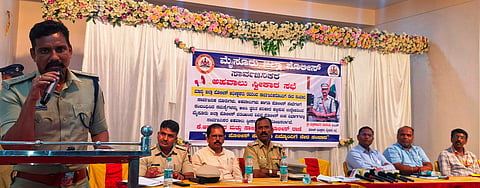 ಕೆ.ಆರ್.ನಗರದ ಎಸ್.ಆರ್.ಎಂ. ಕಲ್ಯಾಣ ಮಂಟಪದಲ್ಲಿ ಜಿಲ್ಲಾ ಪೊಲೀಸ್ ಇಲಾಖೆ ಸೋಮವಾರ ಸಂಜೆ ಆಯೋಜಿಸಿದ್ದ ಸಾರ್ವಜನಿಕರ ಕುಂದು ಕೊರತೆ ಸಭೆಯಲ್ಲಿ ಜಿಲ್ಲಾ ಪೊಲೀಸ್ ವರಿಷ್ಠಾಧಿಕಾರಿ ಮಲ್ಲಿಕಾರ್ಜುನ ಬಾಲದಂಡಿ ಮಾತನಾಡಿದರು. ಡಿವೈಎಸ್‌ಪಿ ರಾಜಣ್ಣ, ತಹಸೀಲ್ದಾರ್ ಜಿ.ಸುರೇಂದ್ರ ಮೂರ್ತಿ, ತಾಪಂ ಇಒ ಕುಲದೀಪ್, ಪುರಸಭೆ ಮುಖ್ಯಾಧಿಕಾರಿ ಜಿ.ಎಸ್.ರಮೇಶ್, ಪೊಲೀಸ್ ಇನ್ಸ್‌ಪೆಕ್ಟರ್ ಎಸ್.ಶಿವಪ್ರಕಾಶ್ ಇತರರು ಇದ್ದರು.