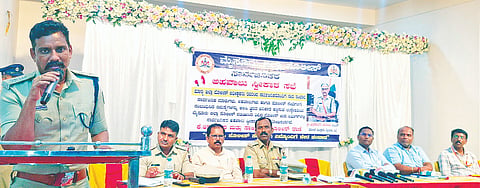 ಕೆ.ಆರ್.ನಗರದ ಎಸ್.ಆರ್.ಎಂ. ಕಲ್ಯಾಣ ಮಂಟಪದಲ್ಲಿ ಜಿಲ್ಲಾ ಪೊಲೀಸ್ ಇಲಾಖೆ ಸೋಮವಾರ ಸಂಜೆ ಆಯೋಜಿಸಿದ್ದ ಸಾರ್ವಜನಿಕರ ಕುಂದು ಕೊರತೆ ಸಭೆಯಲ್ಲಿ ಜಿಲ್ಲಾ ಪೊಲೀಸ್ ವರಿಷ್ಠಾಧಿಕಾರಿ ಮಲ್ಲಿಕಾರ್ಜುನ ಬಾಲದಂಡಿ ಮಾತನಾಡಿದರು. ಡಿವೈಎಸ್‌ಪಿ ರಾಜಣ್ಣ, ತಹಸೀಲ್ದಾರ್ ಜಿ.ಸುರೇಂದ್ರ ಮೂರ್ತಿ, ತಾಪಂ ಇಒ ಕುಲದೀಪ್, ಪುರಸಭೆ ಮುಖ್ಯಾಧಿಕಾರಿ ಜಿ.ಎಸ್.ರಮೇಶ್, ಪೊಲೀಸ್ ಇನ್ಸ್‌ಪೆಕ್ಟರ್ ಎಸ್.ಶಿವಪ್ರಕಾಶ್ ಇತರರು ಇದ್ದರು.
