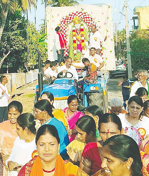 ಕೆ.ಆರ್.ನಗರದಲ್ಲಿ ಶ್ರೀ ಸತ್ಯಸಾಯಿ ಬಾಬಾ ಉತ್ಸವ ಮೂರ್ತಿ ಮೆರವಣಿಗೆ ಜರುಗಿತು. 