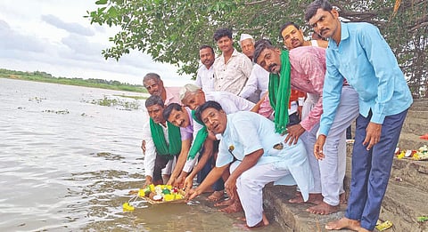 ಹುನಗುಂದ-ಇಳಕಲ್ಲ ತಾಲೂಕಿನ ಅನ್ನದಾತರು ಕೂಡಲಸಂಗಮದ ಬಸವಣ್ಣನ ಐಕ್ಯ ಮಂಟಪ ಬಳಿ ಕೃಷ್ಣಾ ನದಿಗೆ ಬಾಗಿನ ಅರ್ಪಿಸಿದರು. ತಾಲೂಕು ಕೃಷಿಕ ಸಮಾಜದ ನಿರ್ದೇಶಕ ಕೃಷ್ಣಾ ಜಾಲಿಹಾಳ, ಮುಖಂಡರಾದ ಮಲ್ಲಣ್ಣ ಕುಂಟೋಜಿ, ಚನ್ನಬಸಪ್ಪ ಇಳಕಲ್ಲ, ಗುರು ಗಾಣಿಗೇರ, ಶರಣಪ್ಪ ಹವಾಲ್ದಾರ ಇದ್ದರು.
