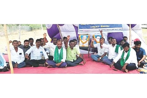 ಗುಮಗೇರಾ ಸೌರ ವಿದ್ಯುತ್ ಉತ್ಪಾದನಾ ಘಟಕದ ಬಳಿ ಕಾರ್ಮಿಕರ ವಿವಿಧ ಬೇಡಿಕೆಗಳ ಈಡೇರಿಸುವಂತೆ ಒತ್ತಾಯಿಸಿ ರಾಜ್ಯ ರೈತಪರ ಹೋರಾಟ ಸಂಘದ ಪದಾಧಿಕಾರಿಗಳು ಅನಿರ್ದಿಷ್ಟಾವಧಿ ಧರಣಿ ನಡೆಸಿದರು. ರಾಜ್ಯ ಪ್ರಧಾನ ಕಾರ್ಯದರ್ಶಿ ಹನಮೇಶ. ಎಸ್.ಎಚ್. ಶಾಖಾಪೂರ, ಜಿಲ್ಲಾ ಕಾರ್ಯಾಧ್ಯಕ್ಷ ಹೊನ್ನಪ್ಪ ಎಚ್. ತಳವಾರ, ತಾಲೂಕು ಉಪಾಧ್ಯಕ್ಷ  ಚಂದ್ರು ಪಾಟೀಲ್ ಇತರರಿದ್ದರು.