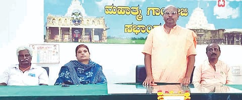 ಕೊಟ್ಟೂರು ತಾಲೂಕು ಕಚೇರಿಯಲ್ಲಿ ದೇವರ ದಾಸಿಮಯ್ಯ ಜಯಂತಿ ಕಾರ್ಯಕ್ರಮದಲ್ಲಿ ಯೋಗಿರಾಜೇಂದ್ರ ಶಿವಾಚಾರ್ಯ ಸ್ವಾಮೀಜಿ ಮಾತನಾಡಿದರು. 