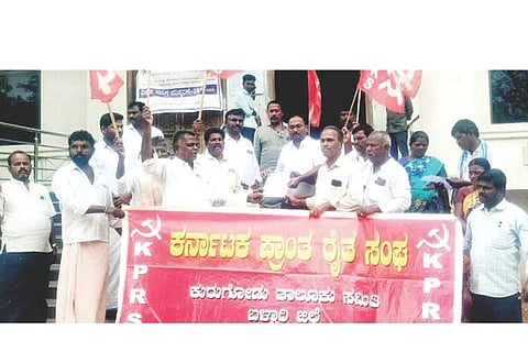 ಕುರುಗೋಡು ತಹಸೀಲ್ದಾರ್ ನರಸಪ್ಪಗೆ ಕರ್ನಾಟಕ ಪ್ರಾಂತ ರೈತ ಸಂಘದಿಂದ ಮನವಿ ಸಲ್ಲಿಸಲಾಯಿತು. ಅಧ್ಯಕ್ಷ ಯು.ಬಸವರಾಜ, ಜಿಲ್ಲಾ ಅಧ್ಯಕ್ಷ ಗಾಳಿ ಬಸವರಾಜ, ತಾಲೂಕು ಅಧ್ಯಕ್ಷ ಮೇಟಿ ಕಲ್ಗುಡೆಪ್ಪ, ಶಿವಶಂಕರ ಇದ್ದರು.