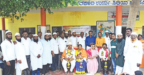 ಲೋಕಾಪುರ ಪಟ್ಟಣದ ಸರ್ಕಾರಿ ಉರ್ದು ಉನ್ನತೀಕರಿಸಿದ ಪ್ರೌಢಶಾಲೆಯಲ್ಲಿ ಹಮ್ಮಿಕೊಂಡಿದ್ದ ಗುರುವಂದನಾ ಕಾರ್ಯಕ್ರಮದಲ್ಲಿ  ಮುಖ್ಯ ಶಿಕ್ಷಕ ಜಾಕಿರಹುಸೇನ ಬಾಗವಾನ ಮತ್ತು ಶಿಕ್ಷಕ ಸುರೇಶ ಅಂಗಡಿ ಅವರನ್ನು ಸನ್ಮಾನಿಸಲಾಯಿತು. ಶಬ್ಬೀರ ಅತ್ತಾರ, ಹಸನಡೋಂಗ್ರಿ ಮಹಾಲಿಂಗಪುರ, ಗುಲಾಬಸಾಬ ಅತ್ತಾರ ಇತರರಿದ್ದರು.