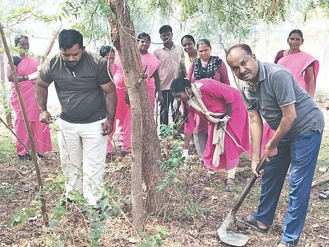 ಲೋಕಾಪುರ ಪ್ರಾಥಮಿಕ ಆರೋಗ್ಯ ಕೇಂದ್ರದಲ್ಲಿ ಕಾಯಕಲ್ಪ ಕಾರ್ಯಕ್ರಮದ ಅಂಗವಾಗಿ ಹಮ್ಮಿಕೊಂಡಿದ್ದ ಸ್ವಚ್ಛತಾ ಅಭಿಯಾನಕ್ಕೆ ತಾಲೂಕು ವೈದ್ಯಾಧಿಕಾರಿ ಡಾ. ವೆಂಕಟೇಶ ಮಲಘಾಣ ಚಾಲನೆ ನೀಡಿದರು. ಡಾ. ವಿನಯ ಕುಲಕರ್ಣಿ, ಜೆ.ಪಿ.ಜಲಗೇರಿ, ಎ.ಎಸ್.ಮುದಕವಿ ಆಶಾ ಕಾರ್ಯಕರ್ತೆಯರು ಇತರರಿದ್ದರು.