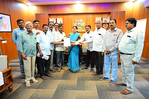 ಹೊಸಪೇಟೆಯಲ್ಲಿ ಜಿಲ್ಲಾಧಿಕಾರಿ ಕವಿತಾ ಎಸ್.ಮನ್ನಿಕೇರಿ ಅವರಿಗೆ ಮನವಿ ವಿವಿಧ ಬೇಡಿಕೆ ಈಡೇರಿಕೆಗೆ ಪ್ರಜಾ ಜಾಗೃತಿ ವೇದಿಕೆಯಿಂದ ಮನವಿ ಸಲ್ಲಿಸಲಾಯಿತು. ವೇದಿಕೆ ಅಧ್ಯಕ್ಷ ಯು.ಆಂಜನೇಯಲು, ಪ್ರಧಾನ ಕಾರ್ಯದರ್ಶಿ ವೈ.ಯಮುನೇಶ್, ಎ.ಪಂಪಣ್ಣ, ಎ.ಜಗನ್ನಾಥ, ಭೀಮಪ್ಪ, ನೀಲಕಂಠಪ್ಪ ಇತರರಿದ್ದರು.