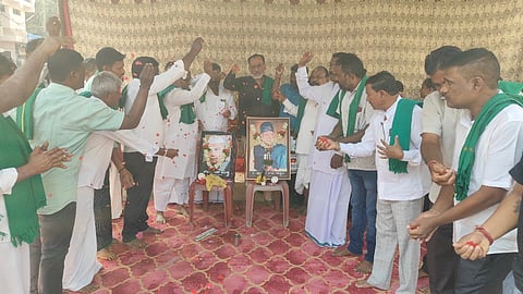ಹೊಸಪೇಟೆಯಲ್ಲಿ ರಾಜ್ಯ ರೈತ ಸಂಘ ಹಾಗೂ ಹಸಿರು ಸೇನೆಯಿಂದ ರೈತ ಮುಖಂಡ ಚೌದ್ರಿಚರಣ್ ಸಿಂಗ್ ಹುಟ್ಟಿದ ದಿನದ ನಿಮಿತ್ತ ಪುಷ್ಪ ನಮನ ಸಲ್ಲಿಸಿದರು.