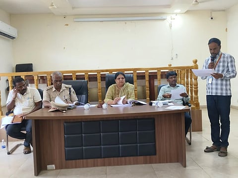 ಹೊಸಪೇಟೆ ಜಿಲ್ಲಾಧಿಕಾರಿಳ ಕಚೇರಿ ಸಭಾಂಣದಲ್ಲಿ ಗುರುವಾರ ಜಿಲ್ಲಾಧಿಕಾರಿ ಕವಿತಾ ಎಸ್.ಮನ್ನಿಕೇರಿ ವಿಕಲಚೇತನರ ಹಾಗೂ ಹಿರಿಯ ನಾಗರಿಕರ ಸಬಲೀಕರಣ ಇಲಾಖೆ ಪ್ರಗತಿ ಪರಿಶೀಲನಾ ಸಭೆ ನಡೆಸಿದರು. ಎಎಸ್ಪಿ ಮಂಜುನಾಥ, ಮಹಿಳಾ ಮತ್ತು ಮಕ್ಕಳ ಅಭಿವೃದ್ಧಿ ಇಲಾಖೆ ಉಪನಿರ್ದೇಶಕ ಗಂಗಪ್ಪ, ಜಿಲ್ಲಾ ಅಂಗವಿಕಲ ಕಲ್ಯಾಣಾಧಿಕಾರಿ ಇತರರಿದ್ದರು.