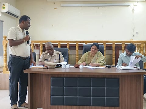 ಹೊಸಪೇಟೆ ಜಿಲ್ಲಾಧಿಕಾರಿಗಳ ಕಚೇರಿ ಸಭಾಂಗಣದಲ್ಲಿ ಗುರುವಾರ ಜಿಲ್ಲಾಧಿಕಾರಿ ಕವಿತಾ ಎಸ್.ಮನ್ನಿಕೇರಿ ವಿವಿಧ ಯೋಜನೆಗಳ ಪ್ರಗತಿ ಪರಿಶೀಲನಾ ಸಭೆ ನಡೆಸಿದರು. ಎಎಸ್ಪಿ ಮಂಜುನಾಥ, ಮಹಿಳಾ ಮತ್ತು ಮಕ್ಕಳ ಕಲ್ಯಾಣ ಇಲಾಖೆ ಉಪನಿರ್ದೇಶಕ ಗಂಗಪ್ಪ, ಜಿಲ್ಲಾ ಮಕ್ಕಳ ರಕ್ಷಣಾಧಿಕಾರಿ ಸುದೀಪ್ ಕುಮಾರ್ ಉಂಕಿ ಇತರರಿದ್ದರು.
