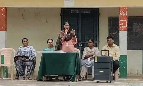 ಕಮಲಾಪುರದ ಬಾಲಕರ ಪ್ರೌಢ ಶಾಲೆಯಲ್ಲಿ ಬುಧವಾರ ನಶಾ ಮುಕ್ತ ಭಾರತ ಅಭಿಯಾನ, ಪೋಕ್ಸೋ ಕಾಯ್ದೆ ಹಾಗೂ ಬಾಲ್ಯ ವಿವಾಹ ನಿಷೇಧ ಕುರಿತು ಅರಿವು ಕಾರ್ಯಕ್ರಮದಲ್ಲಿ ಜಿಲ್ಲಾ ಮಿಷನ್ ಶಕ್ತಿ ಸಂಯೋಜಕಿ ವಿದ್ಯಾಬಾಯಿ ಮಾತನಾಡಿದರು. ತಂಬಾಕು ನಿಯಂತ್ರಣ ಕೋಶದ ಭೋಜರಾಜ್, ಮುಖ್ಯಶಿಕ್ಷಕಿ ಸುರೇಖ, ಜಿಲ್ಲಾ ಮಹಿಳಾ ಸಬಲೀಕಣ ಘಟಕದ ಲಿಂಗ ತಜ್ಞೆ ಅನ್ನಪೂರ್ಣ ಇತರರಿದ್ದರು.