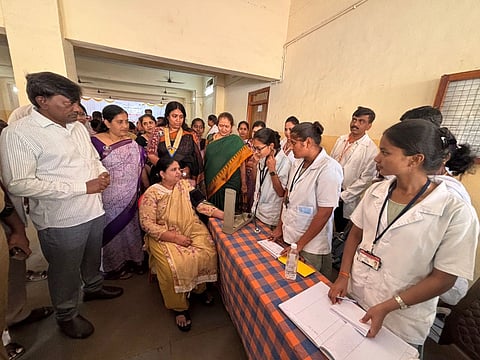ಹೊಸಪೇಟೆ ಕಮಲಾಪುರದ ರೈತ ಸಮುದಾಯ ಭವನದಲ್ಲಿ ನಡೆದ ಆರೋಗ್ಯ ಶಿಬಿರದಲ್ಲಿ ಜಿಲ್ಲಾಧಿಕಾರಿ ಕವಿತಾ ಎಸ್.ಮನ್ನಿಕೇರಿ ತಪಾಸೆಣೆ ಮಾಡಿಕೊಂಡರು. ಪ್ರವಾಸೋದ್ಯಮ ಇಲಾಖೆ ಡಿಡಿ ಪ್ರಭುಲಿಂಗ ಎಸ್.ತಳಕೇರಿ, ಇನ್ನರ್ ವೀಲ್ ಜಿಲ್ಲಾಧ್ಯಕ್ಷೆ ಜಯಶ್ರೀ ರಾಜಗೋಪಾಲ್, ರೇಖಾ ಪ್ರಕಾಶ್ ಇತರರಿದ್ದರು.