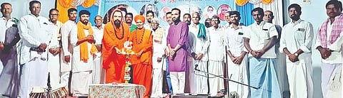 ಮಾನ್ವಿ ತಾಲೂಕಿನ ಜಾನೇಕಲ್ ಗ್ರಾಮದ ಜೀವೈಕ್ಯ ವಿಜಯರುದ್ರ ಮಹಾಸ್ವಾಮಿಗಳ ಮಠದಲ್ಲಿ ಏರ್ಪಡಿಸಿದ್ದ ಪುರಾಣ ಪ್ರವಚನ ಕಾರ್ಯಕ್ರಮವನ್ನು ಕಿಲ್ಲೇ ಬೃಹನ್ಮಠದ ಶಾಂತಮಲ್ಲ ಶಿವಾಚಾರ್ಯರು ಉದ್ಘಾಟಿಸಿದರು. 