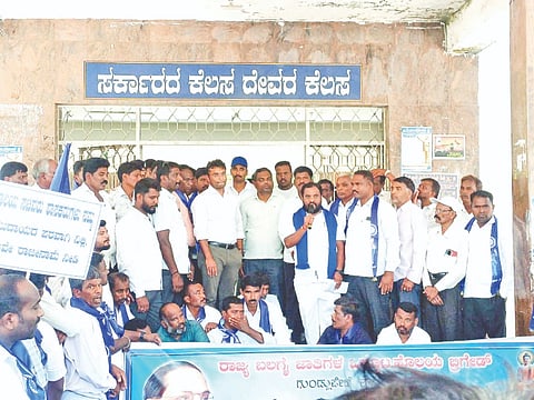 ಗುಂಡ್ಲುಪೇಟೆ ತಾಲೂಕು ಕಚೇರಿ ಎದುರು ಒಳಮೀಸಲಾತಿಗೆ ಒತ್ತಾಯಿಸಿ ಬಲಗೈ ಸಮುದಾಯದ ಮುಖಂಡರು ಎಂ.ಎಸ್.ತನ್ಮಯಿ ಅವರಿಗೆ ಮನವಿ ಸಲ್ಲಿಸಿದರು. ಡಾ.ನವೀನ್ ಮೌರ್ಯ, ರೇವಣ್ಣ, ಶಿವಮಾದಯ್ಯ, ಸುಭಾಷ್ ಮಾಡ್ರಹಳ್ಳಿ, ದೇವಯ್ಯ ರಾಘವಾಪುರ ಇದ್ದರು.