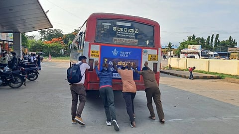 ಗುಂಡ್ಲುಪೇಟೆ ಸಾರಿಗೆ ಸಂಸ್ಥೆ ಬಸ್ ನಿಲ್ದಾಣದಲ್ಲಿ ಸ್ಟಾರ್ಟ್ ಆಗದ ಬಸ್ಸನ್ನು   ಸಾರ್ವಜನಿಕರು ಮತ್ತು ಯುವಕರು ನೂಕಿದರು.