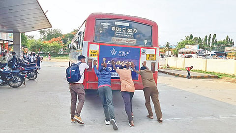 ಗುಂಡ್ಲುಪೇಟೆ ಸಾರಿಗೆ ಸಂಸ್ಥೆ ಬಸ್ ನಿಲ್ದಾಣದಲ್ಲಿ ಸ್ಟಾರ್ಟ್ ಆಗದ ಬಸ್ಸನ್ನು   ಸಾರ್ವಜನಿಕರು ಮತ್ತು ಯುವಕರು ನೂಕಿದರು. 