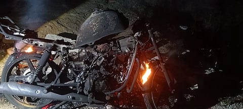 ಮನೆ ಮುಂದೆ ನಿಲ್ಲಿಸಿದ್ದ ಬೈಕ್​ಗೆ ಬೆಂಕಿ Fire breaks 