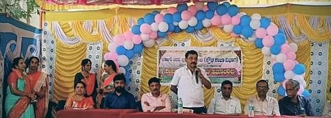 ಮುಳಬಾಗಿಲು Annual Day ತಾಲೂಕಿನ ತಾಯಲೂರು ಸರ್ಕಾರಿ ಪ್ರೌಢಶಾಲೆಯಲ್ಲಿ ಹಮ್ಮಿಕೊಂಡಿದ್ದ ಶಾಲಾ ವಾರ್ಷಿಕೋತ್ಸವದಲ್ಲಿ ಕಸಾಪ ಜಿಲ್ಲಾ ಗಡಿನಾಡು ಪ್ರತಿನಿಧಿ ತಾಯಲೂರು ಗೋಪಿನಾಥ್​ ಮಾತನಾಡಿದರು.