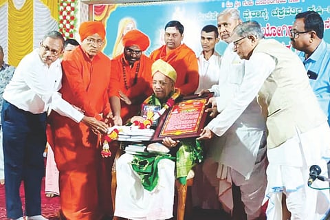 ಮಸ್ಕಿ ತಾಲೂಕಿನ ಸಂತೆಕೆಲ್ಲೂರಿನಲ್ಲಿ ಹಮ್ಮಿಕೊಂಡಿದ್ದ ಧಾರ್ಮಿಕ ಸಭೆಯಲ್ಲಿ ಸಂಯುಕ್ತ ಜನತಾ ದಳದ ರಾಜ್ಯಾಧ್ಯಕ್ಷ ಮಹಿಮಾ ಪಾಟೀಲ್ ಅವರಿಗೆ ಘನಶ್ರೀ ಪ್ರಶಸ್ತಿ ನೀಡಿ ಸನ್ಮಾನಿಸಲಾಯಿತು. ಗಚ್ಚಿನಮಠದ ವರರುದ್ರಮುನಿ ಸ್ವಾಮೀಜಿ, ಶ್ರೀಮಠದ ಗುರುಬಸವ ಸ್ವಾಮೀಜಿ, ಯಡ್ರಾಮಿ ಸಿದ್ಧಲಿಂಗ ಸ್ವಾಮೀಜಿ, ಮಾಜಿ ಸಚಿವ ಅಮರೇಗೌಡ ಪಾಟೀಲ್ ಬಯ್ಯಪುರ ಇತರರಿದ್ದರು.