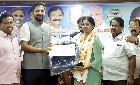 ಹೊಸಕೋಟೆ ತಾಲೂಕಿನ ಚಿಕ್ಕಹುಲ್ಲೂರಿನ ಬಮುಲ್​ ಶಿಬಿರ ಕಚೇರಿಯಲ್ಲಿ ಹಮ್ಮಿಕೊಂಡಿದ್ದ ಕಾರ್ಯಕ್ರಮದಲ್ಲಿ ಹಾಲು ಉತ್ಪಾದಕರ ಮಕ್ಕಳಿಗೆ ಶಾಸಕ ಶರತ್​ ಬಚ್ಚೆಗೌಡ ಪ್ರತಿಭಾ ಪುರಸ್ಕಾರ ನೀಡಿದರು. ಬಮುಲ್​ ನಿರ್ದೇಶಕರಾದ ಬಿವಿ.ಸತೀಶ್​ ಗೌಡ, ಕೆಎಂಎಂ.ಮಂಜುನಾಥ್​, ಎಲ್​ಎನ್​ಟಿ.ಮಂಜುನಾಥ್​ ಇದ್ದರು. 