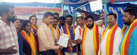 ಕೊರಳೂರು ಗ್ರಾಮದಲ್ಲಿ ರೈಲ್ವೆ ಮೇಲ್ಸೇತುವೆ ನಿಮಾರ್ಣಕ್ಕೆ ಒತ್ತಾಯಿಸಿ ಕೊರಳೂರು ರೈಲ್ವೆ ಗೇಟ್​ ಮುಂದೆ ವಿವಿಧ ಸಂಟನೆಗಳ ಮುಖಂಡರು ಉಪತಹಸೀಲ್ದಾರ್​ ಭಾಸ್ಕರ್​ಗೆ ಮನವಿ ಸಲ್ಲಿಸಿದರು. ವಿವಿಧ ಸಂಘಟನೆಗಳ ಒಕ್ಕೂಟದ ಅಧ್ಯಕ್ಷ ನಟರಾಜ್​, ಆನೇಕಲ್​ ಮಂಜುನಾಥ್​, ಚೈತ್ರಾ ನಟರಾಜ್​, ಬುಲೆಟ್​ ಬಾಬು, ಮಂಜುಳಾ, ಶ್ರೀನಿವಾಸ್​ ಸೇರಿದಂತೆ ಹಲವರು ಇದ್ದರು.