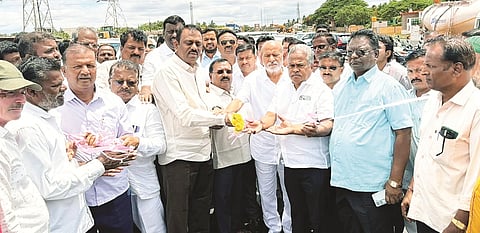 ಹುಲಿಗಿ ಕ್ರಾಸ್ (ಹೊಸಲಿಂಗಾಪುರ) ಬಳಿಯ ರಾಷ್ಟ್ರೀಯ ಹೆದ್ದಾರಿ-50ರ ಮೇಲ್ಸೇತುವೆಗೆ ಕೊಪ್ಪಳ ಸಂಸದ ರಾಜಶೇಖರ ಹಿಟ್ನಾಳ, ಶಾಸಕ ರಾಘವೇಂದ್ರ ಹಿಟ್ನಾಳ ಹಾಗೂ ಮಾಜಿ ಸಂಸದ ಸಂಗಣ್ಣ ಕರಡಿ ಜಂಟಿಯಾಗಿ ರಿಬ್ಬನ್ ಕತ್ತರಿಸುವ ಮೂಲಕ ಸೋಮವಾರ ಚಾಲನೆ ನೀಡಿದರು.