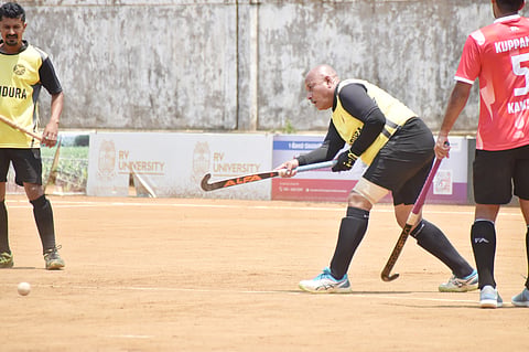 ನಾಪೋಕ್ಲುವಿನ  ಜನರಲ್ ಕೆ.ಎಸ್. ತಿಮ್ಮಯ್ಯ ಕ್ರೀಡಾಂಗಣದಲ್ಲಿಆಯೋಜಿಸಲಾಗಿರುವ ಚೇನಂಡ  ಕೊಡವ ಕೌಟುಂಬಿಕ ಹಾಕಿ ಟೂರ್ನಿಯಲ್ಲಿ ಗುರುವಾರದ ಪಂದ್ಯ