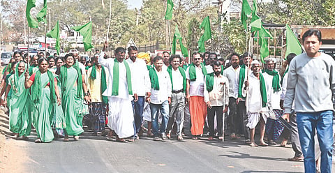 ರಾಷ್ಟ್ರೀಯ ರೈತ ದಿನಾಚರಣೆ ಅಂಗವಾಗಿ ನರಗುಂದದಲ್ಲಿ ರೈತರಿಂದ ಮಂಗಳವಾರ ಬೃಹತ್ ಪಾದಯಾತ್ರೆ ನಡೆಸಲಾಯಿತು.
