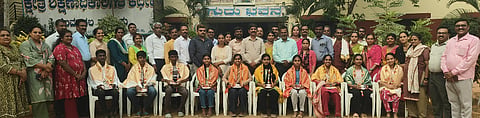 ಎಸ್​ಎಸ್​ಎಲ್​ಸಿ ಪರೀಕ್ಷೆಯಲ್ಲಿ ಹೆಚ್ಚು ಅಂಕಗಳಿಸಿದ ವಿದ್ಯಾರ್ಥಿಗಳನ್ನು ನೆಲಮಂಗಲದ ಬಿಇಒ ಕಚೇರಿ ಆವರಣದಲ್ಲಿ ಬಿಇಒ ಕೆ.ಸಿ.ರಮೇಶ್​ ಸನ್ಮಾನಿಸಿದರು. ಶಿಕ್ಷಣ ಸಂಯೋಜಕಿ ಸುಚಿತ್ರಾ ಇತರರು ಇದ್ದರು.  