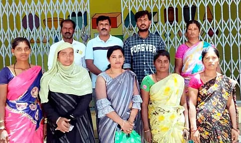 ಬಾಗೇಪಲ್ಲಿ ತಾಲೂಕಿನ ಬಿಳ್ಳೂರು ಸರ್ಕಾರಿ  school development. ಪ್ರೌಢಶಾಲೆಗೆ ಆಯ್ಕೆಯಾದ ಎಸ್​ಡಿಎಂಸಿ ಅಧ್ಯೆ ವನಜಾ ಮತ್ತು ಗಿರಿಜಮ್ಮ, ಶೋಭಾ, ವರಲಕ್ಷಿ$್ಮ, ತಹಸೀನಾಭಾನು, ಚಂದ್ರನಾಯಕ್​, ಹರೀಶ ಇದ್ದರು.
