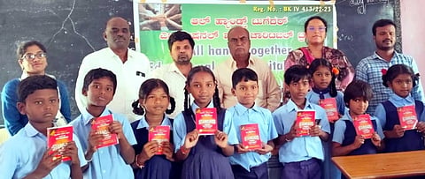 ಬಾಗೇಪಲ್ಲಿ ತಾಲೂಕಿನ ಶಿವಪುರ ಸರ್ಕಾರಿ ಹಿರಿಯ ಪ್ರಾಥಮಿಕ ಶಾಲೆಯಲ್ಲಿ ಮುಖ್ಯಶಿಕ್ಷಕ ಲಕ್ಷ್ಮೀಪತಿ ವಿದ್ಯಾರ್ಥಿಗಳಿಗೆ ಶಬ್ದಕೋಶ ನೀಡಿದರು.ಮುಖ್ಯಶಿಕ್ಷಕ ಲಕ್ಷ್ಮೀಪತಿ, ಶಿಕ್ಷಕರಾದ ವೆಂಕಟರವಣ, ಅತಿಥಿ ಶಿಕ್ಷಕಿ ಮಂಜುಳಾ, ಎಸ್​ಡಿಎಂಸಿ ಸದಸ್ಯರಾದ ಈಶ್ವರ, ನಾರಾಯಣಪ್ಪ, ಲಕ್ಷ್ಮೀದೇವಮ್ಮ, ವೆಂಕಟರಾಮಪ್ಪ ಇತರರು ಇದ್ದರು.
