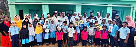 ಬಾಗೇಪಲ್ಲಿ ತಾಲೂಕಿನ ಪಾತಪಾಳ್ಯ ಸರ್ಕಾರಿ ಉರ್ದು ಹಿರಿಯ ಪ್ರಾಥಮಿಕ ಶಾಲೆಯಲ್ಲಿ ಚಿಕ್ಕಬಳ್ಳಾಪುರ ಸದಿಯಹಿಂದ್​ ಉರ್ದು ಅಂಜುಮನ್​ ತರಕಿ ವತಿಯಿಂದ ಏರ್ಪಡಿಸಿದ್ದ ವಿವಿಧ ಸ್ಪರ್ಧೆಗಳಲ್ಲಿ ವಿಜೇತರಾದ ಮಕ್ಕಳಿಗೆ ಬಹುಮಾನ ವಿತರಿಸಲಾಯಿತು. ಮುಖ್ಯಶಿಕ್ಷಕಿ ಶಹನಾಜ್​, ಸಂಸ್ಥೆಯ ಅಧ್ಯಕ್ಷ ಮೌಲಾನ ಇಂತಿಯಜುಲ್ಲಾಖಾನ್​ ಇದ್ದರು
