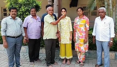 ಎಸ್ ಎಸ್ ಎಲ್ ಸಿ ಫಲಿತಾಂಶದಲ್ಲಿ ಜಿಲ್ಲೆಗೆ ಪ್ರಥಮ ಸ್ಥಾನ ಗಳಿಸಿದ ವಿದ್ಯಾರ್ಥಿನಿ ಸೃಷ್ಠಿಗೆ ಸಹಿ ತಿನ್ನಿಸಿದ ಸಂಭ್ರಮಿಸಲಾಯಿತು. 