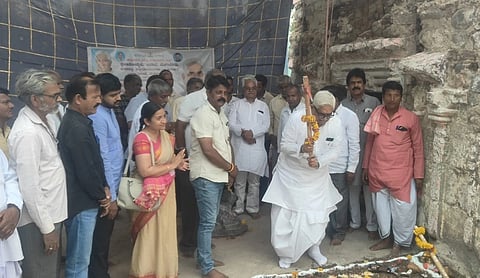 ರೋಣದ ಶ್ರೀ ರಾಮಲಿಂಗೇಶ್ವರ ದೇವಸ್ಥಾನದ ಮರು ನಿರ್ಮಾಣ ಕಾರ್ಯಕ್ಕೆ ಸೋಮವಾರ ಶಾಸಕ ಜಿ.ಎಸ್. ಪಾಟೀಲ ಭೂಮಿಪೂಜೆ ನೆರವೇರಿಸಿದರು. ಮಿಥುನ್ ಪಾಟೀಲ, ಬಸವರಾಜ ನವಲಗುಂದ, ಶಿವಣ್ಣ ನವಲಗುಂದ, ಪರಶುರಾಮ ಅಳಗವಾಡಿ, ವಿ.ಬಿ. ಸೋಮನಕಟ್ಟಿಮಠ, ಸುವರ್ಣಾ ಕ್ಷೀರಸಾಗರ, ಶ್ರೀನಿವಾಸಗೌಡ ಪಾಟೀಲ, ಲೀಲಾವತಿ ಚಿತ್ರಗಾರ, ಎಸ್.ವಿ. ಹಿರೇಮಠ ಇತರರಿದ್ದರು.