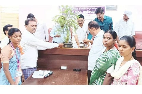 ಸಂಡೂರು ತಾಪಂ ಸಭಾಂಗಣದಲ್ಲಿ ಕೃಷಿ ಮತ್ತು ಪಶು ಸಖಿಯರ ಪ್ರಗತಿ ಪರಿಶೀಲನಾ ಸಭೆಯನ್ನು ಇಒ ಮಡಗಿನ ಬಸಪ್ಪ ಉದ್ಘಾಟಿಸಿದರು. ಪಶು ಸಂಗೋಪನೆ ಇಲಾಖೆ ಎಡಿ ಡಾ.ವಲಿಬಾಷಾ, ಹಾಲು ಒಕ್ಕೂಟದ ವಿಸ್ತರಣಾಧಿಕಾರಿ ಬೀರಪ್ಪ ಇದ್ದರು.