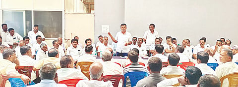 ಸರಗೂರು ತಾಲೂಕಿನ ಮಾದಾಪುರ ಗ್ರಾಮದ ಬಳಿ ಜೆಡಿಎಸ್ ಪಕ್ಷದ ಮುಖಂಡರು ಹಾಗೂ ಕಾರ್ಯಕರ್ತರ ಸಭೆ ಆಯೋಜಿಸಲಾಗಿತ್ತು.