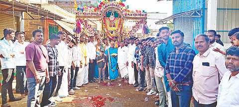 ಸರಗೂರು ಪಟ್ಟಣದಲ್ಲಿ ಶ್ರೀಚಿಕ್ಕದೇವಮ್ಮನವರ 49ನೇ ವಾರ್ಷಿಕೋತ್ಸವದ ಅಂಗವಾಗಿ ಶುಕ್ರವಾರ ವಿಶೇಷ ಪೂಜಾ ಮಹೋತ್ಸವ ಹಾಗೂ ಪಲ್ಲಕ್ಕಿ ಉತ್ಸವ ವಿಜೃಂಭಣೆಯಿಂದ ನೆರವೇರಿತು.