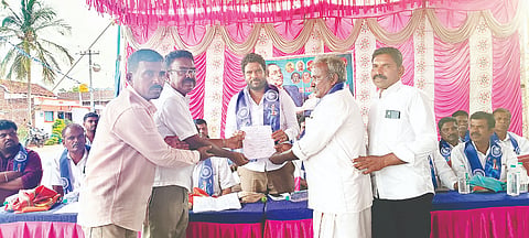 ಸರಗೂರು ತಾಲೂಕಿನ ಸಮೀಪದ ಹುಲಿಕುರ ಗ್ರಾಮದಲ್ಲಿ ಶುಕ್ರವಾರ ಅಂಬೇಡ್ಕರ್ ಭವನ ಉದ್ಘಾಟಿಸಿ ಶಾಸಕ ಅನಿಲ್ ಚಿಕ್ಕಮಾದು ಮಾತನಾಡಿದರು. ನರಸಿಂಹಮೂರ್ತಿ, ಪರಶಿವಮೂರ್ತಿ, ಶಿವರಾಜು, ಅಂಕನಾಯಕ ಇತರರು ಇದ್ದರು.