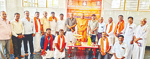 ಸರಗೂರು ತಾಲೂಕಿನ ಪಡವಲು ವಿರಕ್ತ ಮಠದಲ್ಲಿ ಸಮಾಗಮ ಸಮಾನ ಮನಸ್ಕ ಗೆಳೆಯರ ಬಳಗದ 13ನೇ ವಾರ್ಷಿಕೋತ್ಸವ ಕಾರ್ಯಕ್ರಮದಲ್ಲಿ ಕಲ್ಮಳ್ಳಿ ನಟರಾಜು ಮಾತನಾಡಿದರು. ಬಿ. ಆರ್. ಶಿವಕುಮಾರ್, ಗಜೇಂದ್ರ, ಕಾಟವಳು ನಟರಾಜು ಇತರರು ಇದ್ದರು.