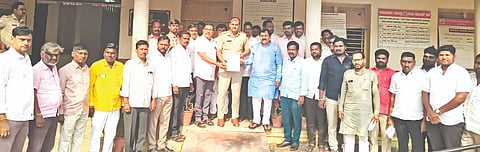 ವಿಧಾನಸೌಧದಲ್ಲಿ ಮಠಾಧೀಶರನ್ನು ಅಮಾನೀಯವಾಗಿ ನಡೆಸಿಕೊಂಡು ಅವಮಾನ ಮಾಡಿರುವ ಪೊಲೀಸ್​ ಅಧಿಕಾರಿಗಳ ವಿರುದ್ಧ ಕ್ರಮ ಕೈಗೊಳ್ಳುವಂತೆ ಒತ್ತಾಯಿಸಿ ಮಾಜಿ ಶಾಸಕ ರಾಜಕುಮಾರ ಪಾಟೀಲ್​ ತೆಲ್ಕೂರ ಸೇಡಂನಲ್ಲಿ ಪೊಲೀಸ್​ ಉಪ ನಿರೀಕ್ಷಕರಿಗೆ ಮನವಿಪತ್ರ ಸಲ್ಲಿಸಿದರು. ಶರಣು ಮೆಡಿಕಲ್​, ರಾಮು ಕಣೇಕಲ್​ ಇತರರಿದ್ದರು. 