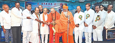 ಸೇಡಂ ತಾಲೂಕಿನ ರಂಜೋಳದಲ್ಲಿ ಶ್ರೀ ವೀರಾಂಜನೇಯ ಸ್ವಾಮಿ ಹಾಗೂ ಇತರೆ 9 ದೇವಸ್ಥಾನಗಳ ಉದ್ಘಾಟನೆ ನಿಮಿತ್ತ ಶನಿವಾರ ಸಂಜೆ ಆಯೋಜಿಸಿದ್ದ ಧರ್ಮಸಭೆಯನ್ನು ಸಚಿವ ಡಾ.ಶರಣಪ್ರಕಾಶ ಪಾಟೀಲ್​ ಉದ್ಘಾಟಿಸಿದರು. ಶ್ರೀ ಶಾಂತವೀರ ಮುರುಘರಾಜೇಂದ್ರ ಸ್ವಾಮೀಜಿ, ಶ್ರೀ ಪ್ರಕಾಶ ತಾತಾ, ಸತೀಶರೆಡ್ಡಿ ಪಾಟೀಲ್​, ಬಸವರಾಜ ಪಾಟೀಲ್​ ಇತರರಿದ್ದರು. 