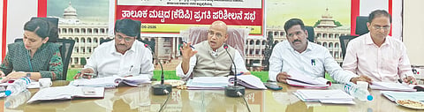 ಸೇಡಂನಲ್ಲಿ ಸಚಿವ ಡಾ.ಶರಣಪ್ರಕಾಶ ಪಾಟೀಲ್​ ಮಂಗಳವಾರ ಪ್ರಗತಿ ಪರಿಶೀಲನಾ ಸಭೆ ನಡೆಸಿದರು. ಸಹಾಯಕ ಆಯುಕ್ತ ಪ್ರಭುರೆಡ್ಡಿ, ತಹಸೀಲ್ದಾರ್​ ಶ್ರೀಯಾಂಕಾ ಧನಶ್ರೀ, ತಾಪಂ ಆಡಳಿತಾಧಿಕಾರಿ ಸಂತೋಷ ಇನಾಂದಾರ, ಇಒ ಸೈಯದ್​ ಪಟೇಲ್​ ಇದ್ದರು. 